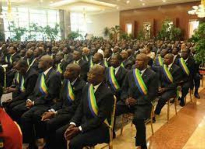 Gabon : les sénateurs sortants ont 4 jours pour restituer les biens administratifs  –  