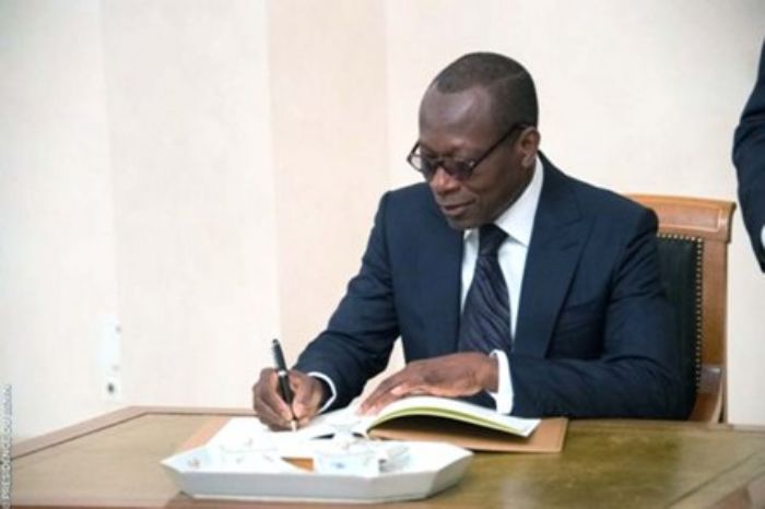 L'événement Précis   – Suite à la déclaration de conformité prononcée par la Cour constitutionnelle Talon promulgue la loi modifiant et complétant le Code électoral