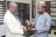 Présentation des trophées du prix Cultura Afrique Francophone 2025 au ministre en charge de la Communication : M. Adji Ali Salatou salue le travail accompli par le lauréat et invite les journalistes à s’en inspirer – Le Sahel