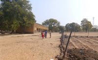 Frontière Burkina-Côte d’Ivoire : des élèves traversent la rivière Léraba pour aller à l’école