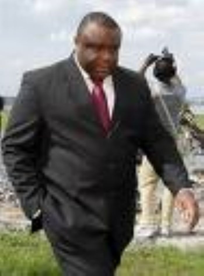 Serge Welo , Président de la DIASCOPA se joint à Jean Pierre BEMBA.
