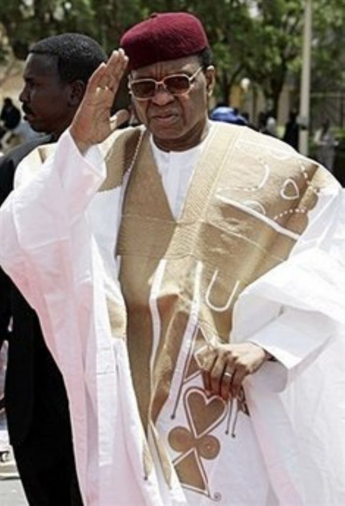 
					Tandja reconduit le gouvernement dirige parle Premier Ministre Seini Oumarou.